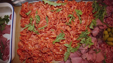 Salami-Milano-Fleischsnacks,-Die-Auf-Dem-Catering-tisch-Im-Freien-Plattiert-Werden
