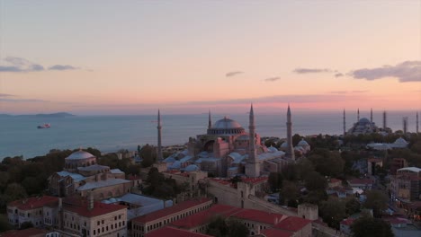 Gran-Mezquita-Hagia-Sophia---Hagia-Sophia-Con-El-Bósforo-En-El-Fondo-Durante-La-Puesta-De-Sol-En-El-Casco-Antiguo-De-Estambul,-Turquía