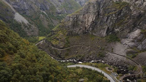 Eine-Bergstraße-Und-Ein-Fluss-Führen-Durch-Ein-Wunderschönes-Tal-Im-Westen-Norwegens
