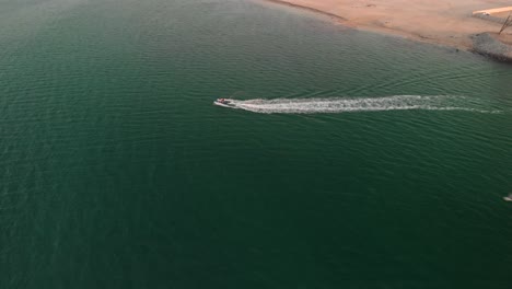 Drohnen-Tracking-Jetski-In-Abu-Dhabi,-Um-Die-Golfküste-Zu-Enthüllen