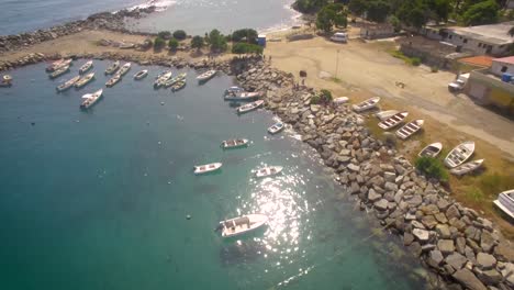 Toma-De-Drones-De-Un-Pequeño-Puerto-Deportivo-De-Barcos-De-Pesca-En-El-Mar-Caribe