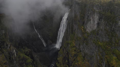 Luftaufnahme-Des-Wasserfalls-Vøringfossen-In-Westnorwegen-Im-Herbst