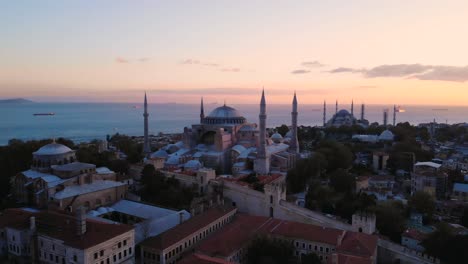 Gran-Mezquita-Hagia-Sophia-Durante-La-Puesta-De-Sol-De-La-Hora-Dorada-En-Estambul,-Turquía,-Con-La-Icónica-Mezquita-Azul-En-El-Fondo---Retirada-De-Drones