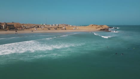 Surfer-Auf-Ozeanwelle-In-Lobitos,-Peru-An-Einem-Sonnigen-Sommertag