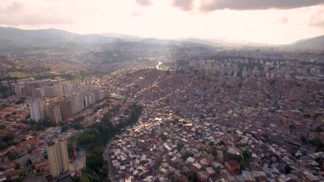 Drone-De-Una-Puesta-De-Sol-En-El-Barrio-Pobre-De-Petare,-En-Caracas,-Venezuela