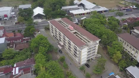 Luftaufnahme,-Ein-Mehrstöckiges-Gebäude,-Das-Von-Der-Indonesischen-Regierung-Gemietet-Und-Gebaut-Wurde,-In-Bantul