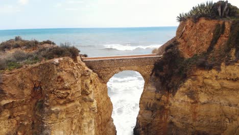 Man-made-arch-bridge,-Praia-dos-Estudantes-beach,-Lagos,-Portugal