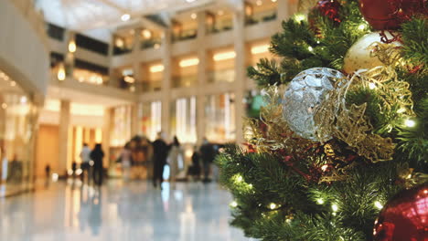 Weihnachtsbaum-Mit-Schöner-Dekoration-Im-Einkaufszentrum