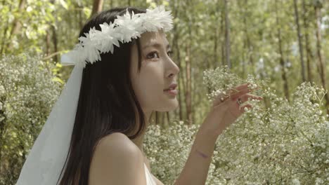 Eine-Atemberaubende-Asiatische-Braut-Posiert-In-Einem-Malerischen-Blumengarten
