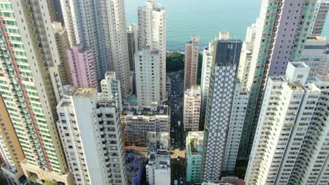 Mega-Edificios-Residenciales-Y-Tráfico-En-El-Centro-De-Hong-Kong,-Vista-Aérea