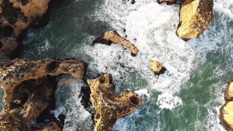 Vogelperspektive-Auf-Die-Felsigen-Klippen-Und-Die-Zerklüftete-Küste-Der-Algarve,-Ponta-Da-Piedade,-Lagos-Portugal---Luftaufnahme