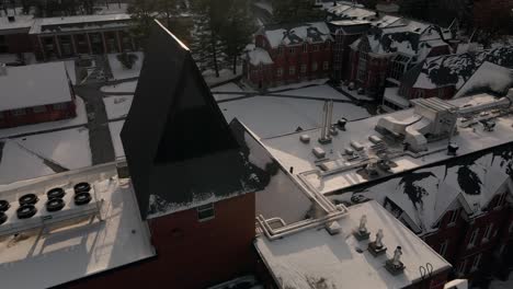 Schneebedecktes-Dach-Der-Bischofsuniversität-Mit-Sonnenstrahl-Im-Winter-In-Lennoxville,-Sherbrooke,-Quebec,-Kanada