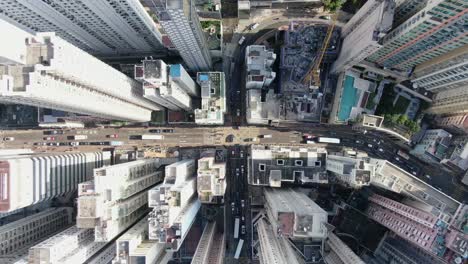 Rascacielos-Del-Centro-De-La-Ciudad-De-Hong-Kong-Y-Tráfico-Urbano,-Vista-Aérea