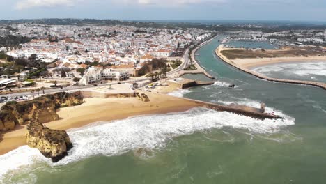 Vista-Panorámica-De-La-Playa,-El-Puerto-Deportivo-Y-El-Paisaje-Urbano,-Lagos,-Algarve,-Portugal