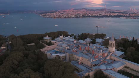 Topkapi-palastmuseum---Panoramablick-Auf-Den-Topkapi-palast-Mit-Goldenem-Horn-Und-Bosporus-Bei-Sonnenuntergang-In-Fatih,-Istanbul,-Türkei