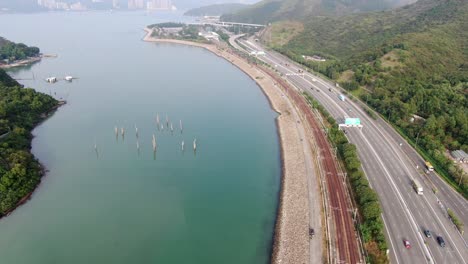 Hong-Kong-Versteckte-Bucht-Auf-Der-Insel-Lantau-Mit-Alten-Baumstämmen,-Die-Aus-Dem-Wasser-Ragen,-Luftbild