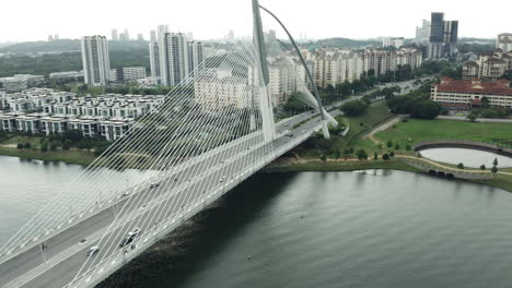 Puente-Atirantado-Seri-Wawasan,-Kuala-Lumpur,-Malasia,-Lago-Putrajaya