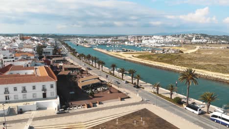 Blick-Auf-Den-Fluss-Bensafrim-Und-Den-Hafen-In-Lagos,-Algarve,-Portugal---Luftaufnahme-Mit-Niedrigem-Winkel
