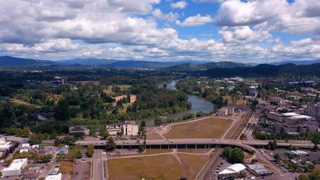 Willamette-River-An-Einem-Sommertag-In-Eugene,-Oregon-Mit-Fernsicht-Auf-Das-Autzen-Stadion-Im-Hintergrund---Antenne