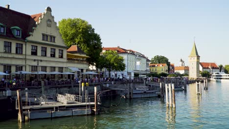 Historische-Promenade-Der-Stadt-Lindau-Mit-Restaurants-Am-Bodensee