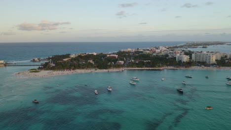 Die-Drohne-Erhebt-Sich,-Um-Eine-Wunderschöne-Tropische-Insel-Mit-Weißem-Sand-Zu-Enthüllen