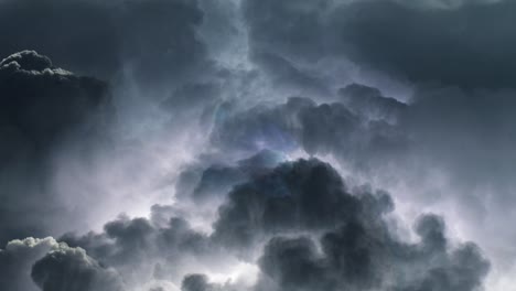 Blitzschlag-Während-Eines-Gewitters-In-Dicken-Und-Dunklen-Wolken