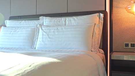 Bequemes-Doppelbett,-Weiße-Bettlaken-Und-Kissen