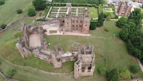 Kenilworth-Castle-Ruins-in-the-England-Countryside,-Aerial-Approaching