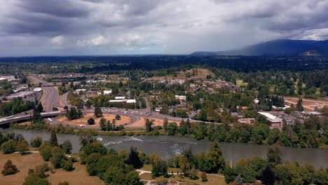 Vehicles-On-The-Road-Near-Willamette-River-In-Eugene,-Oregon---Summer-2020---aerial