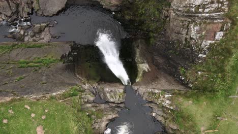 Spekes-Mill-Mouth-Wasserfall-Und-Pool,-North-Devon,-Von-Oben-Nach-Unten-Absteigender-Ansatz
