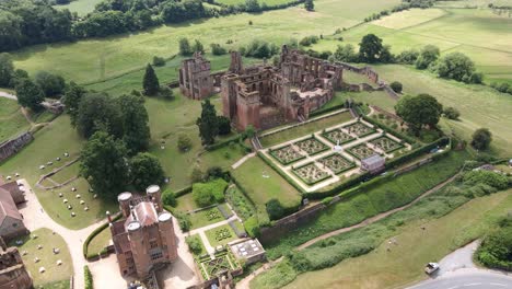 Kenilworth-Castle-Ruins-and-Elizabethan-Gardens-in-England,-Aerial