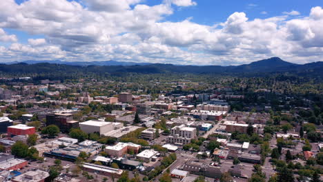 Panoramic-View-Of-Buildings-And-Trees-In-Eugene,-Oregon-On-A-Sunny-Summer-Day---aerial-panning-left
