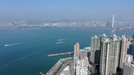 Bucht-Von-Hong-Kong-Und-Skyline-Mit-Wolkenkratzern,-Weite-Aufnahme-In-Großer-Höhe