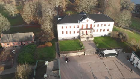 Drohne,-Die-Eine-Panoramaaufnahme-Des-Weißen-Herrenhauses-Und-Der-Gärten-Fegt