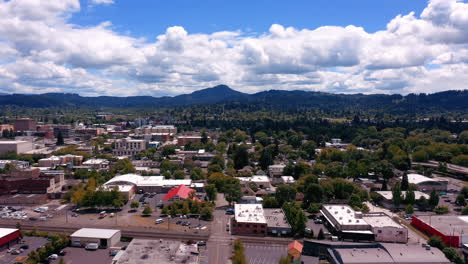 Malerische-Aussicht-Mit-Modernen-Strukturen-Unter-Wolkenlandschaft-Im-Sommer-In-Eugene,-Oregon