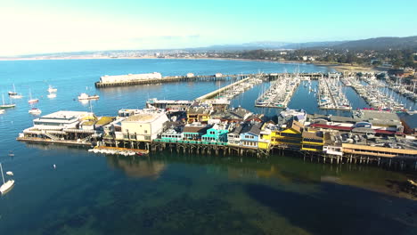 Vista-Aérea-De-Drones-De-Monterey-Wharf-California-Con-El-Océano-Filmado-En-4k-De-Alta-Resolución