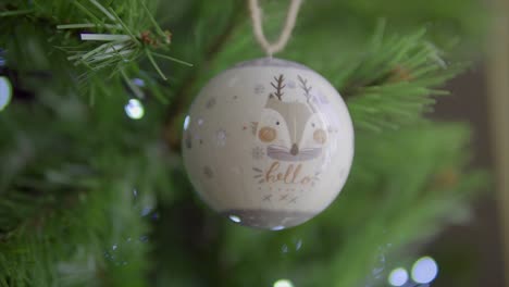 Decoración-De-Navidad,-Bola-Decorativa-De-árbol-De-Navidad,-La-Bola-Con-Diseño-De-Fagot,-Pino-De-Navidad