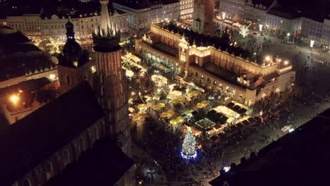 Tiempo-De-Navidad-En-Cracovia,-Polonia---Plaza-Del-Mercado-Principal,-Sukiennice,-St