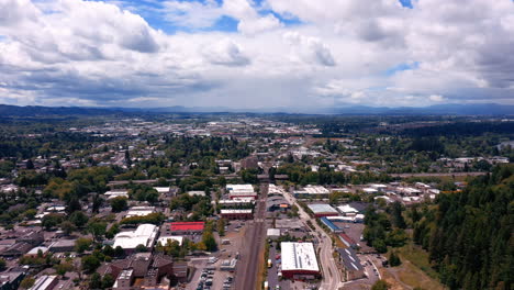 Quiet-city-of-Eugene-in-Oregon-on-a-clear-sunny-day--aerial