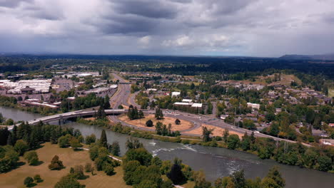 Vehículos-Circulando-En-Oregon-Ruta-126-Con-Interestatal-105-Sobre-El-Río-Willamette-Cerca-De-La-Ciudad-De-Eugene-Desde-El-Parque-Kiwanis-En-Oregon