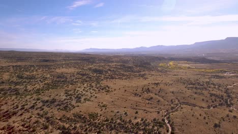 Luftbild-Aus-Großer-Höhe-Vom-Rand-Der-Hohen-Wüstenwiesen-Im-Norden-Arizonas