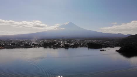 Langsamer-Filmischer-Vorlauf-über-Den-Wunderschönen-See-Und-Den-Berg-Fuji-Im-Hintergrund