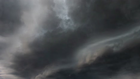 Una-Tormenta-Con-Relámpagos-Dentro-De-Las-Nubes-Oscuras-Que-Se-Acercan