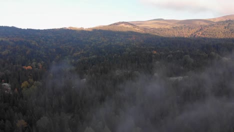 Nebel-über-Berg-Mit-Dichtem-Schleimbeutelwald-Im-Nordwesten,-Türkei---Weitwinkelaufnahme