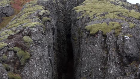 Entrada-De-La-Famosa-Grieta-Lambafell-En-El-Paisaje-Volcánico-De-Islandia