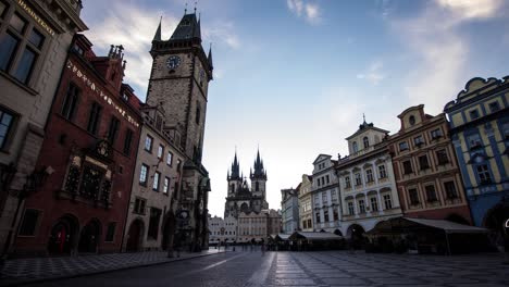 Sunrise-timelapse-of-Old-Town-Square-in-Prague,-Czech-Republic-with-a-view-of-Old-Town-Hall-and-Astronomical-Clock-and-St