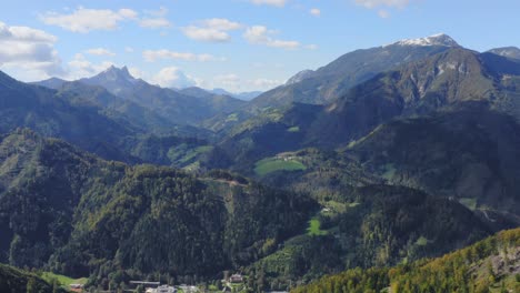 Luftaufnahme-Eines-Kleinen-Dorfes-Mitten-Im-Wald-In-Der-Grünen-Landschaft-Bei-Eisenkappel-vellach,-österreich