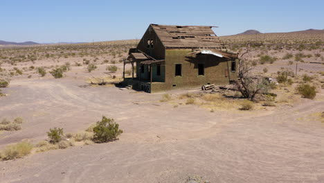 Abandoned-Destroyed-Old-House-in-Western-America-Deserts,-Approach