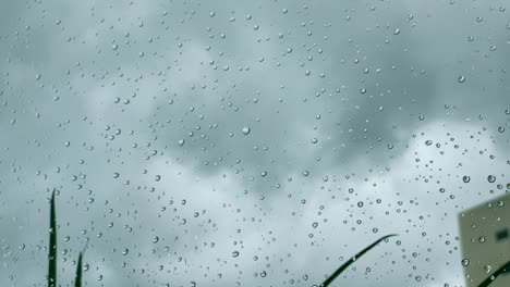 Regentropfen-Auf-Einem-Fenster-An-Einem-Bewölkten-Regentag