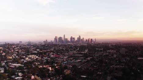 Hohe-Und-Breite-Luftaufnahme-Der-Skyline-Der-Innenstadt-Von-Los-Angeles-Bei-Sonnenuntergang